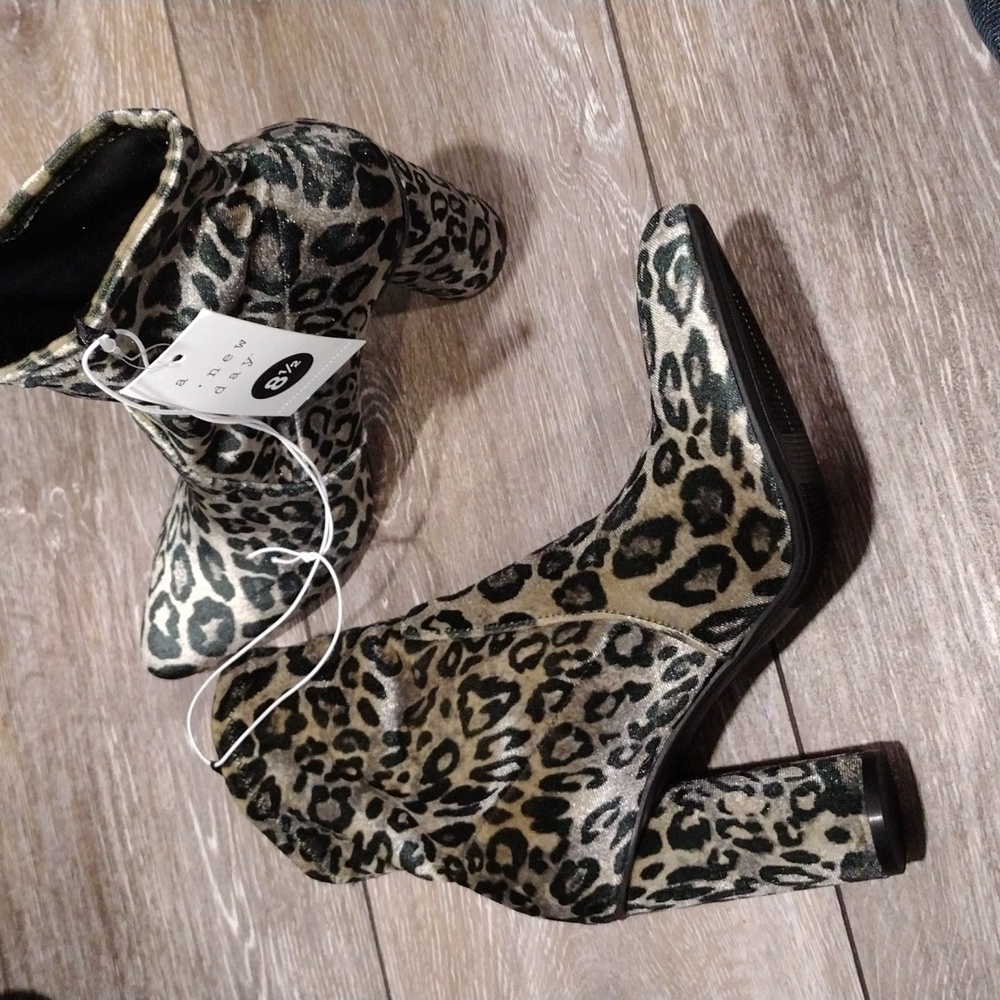 A New Day wonens gray and black animal print fabric booties. NWT. Size 8.5